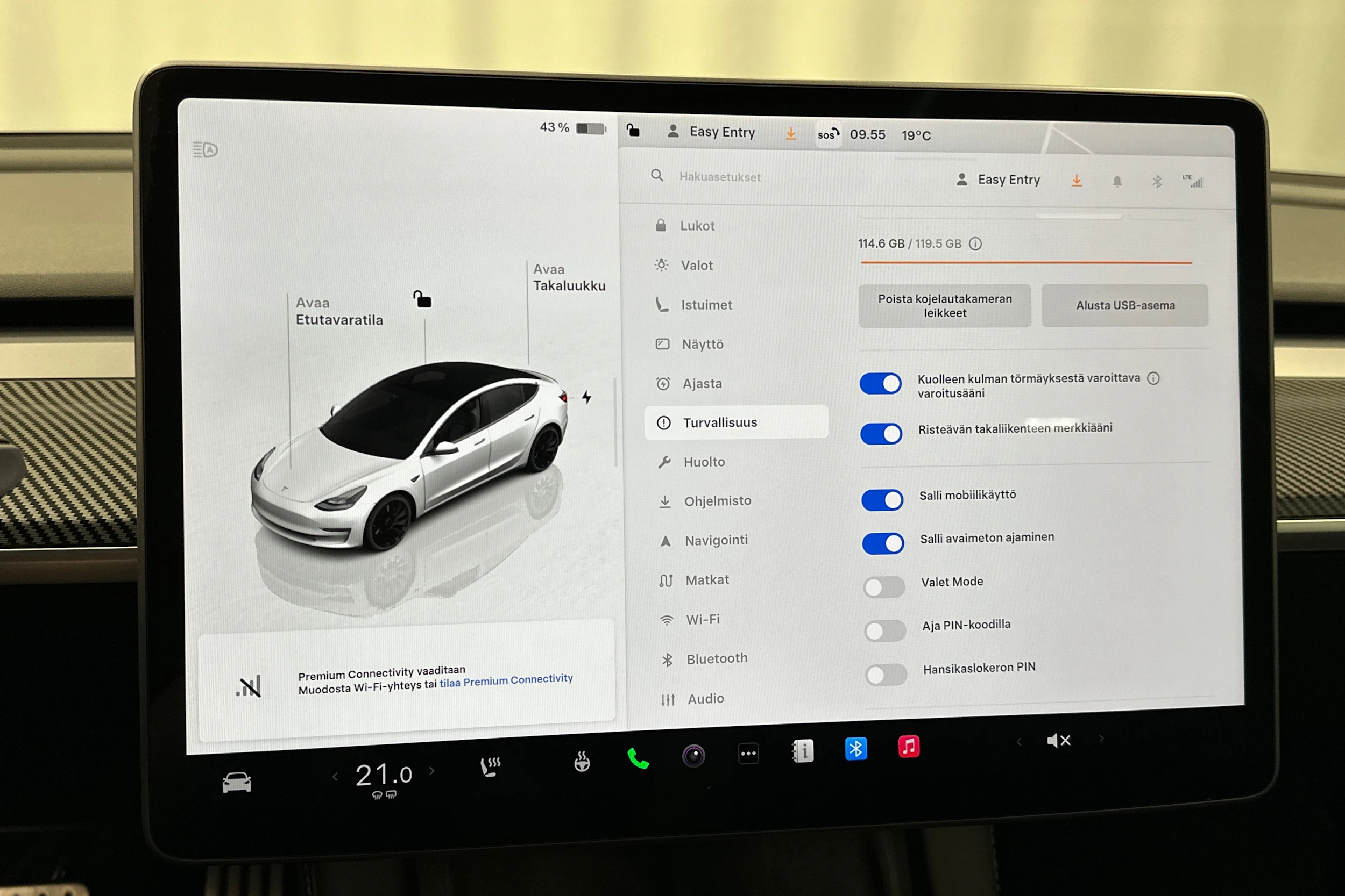 valkoinen Tesla Model 3 2023 kuva 26.