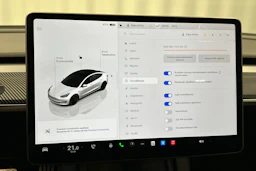 valkoinen Tesla Model 3 2023 kuva 26.