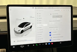 valkoinen Tesla Model 3 2023 kuva 27.
