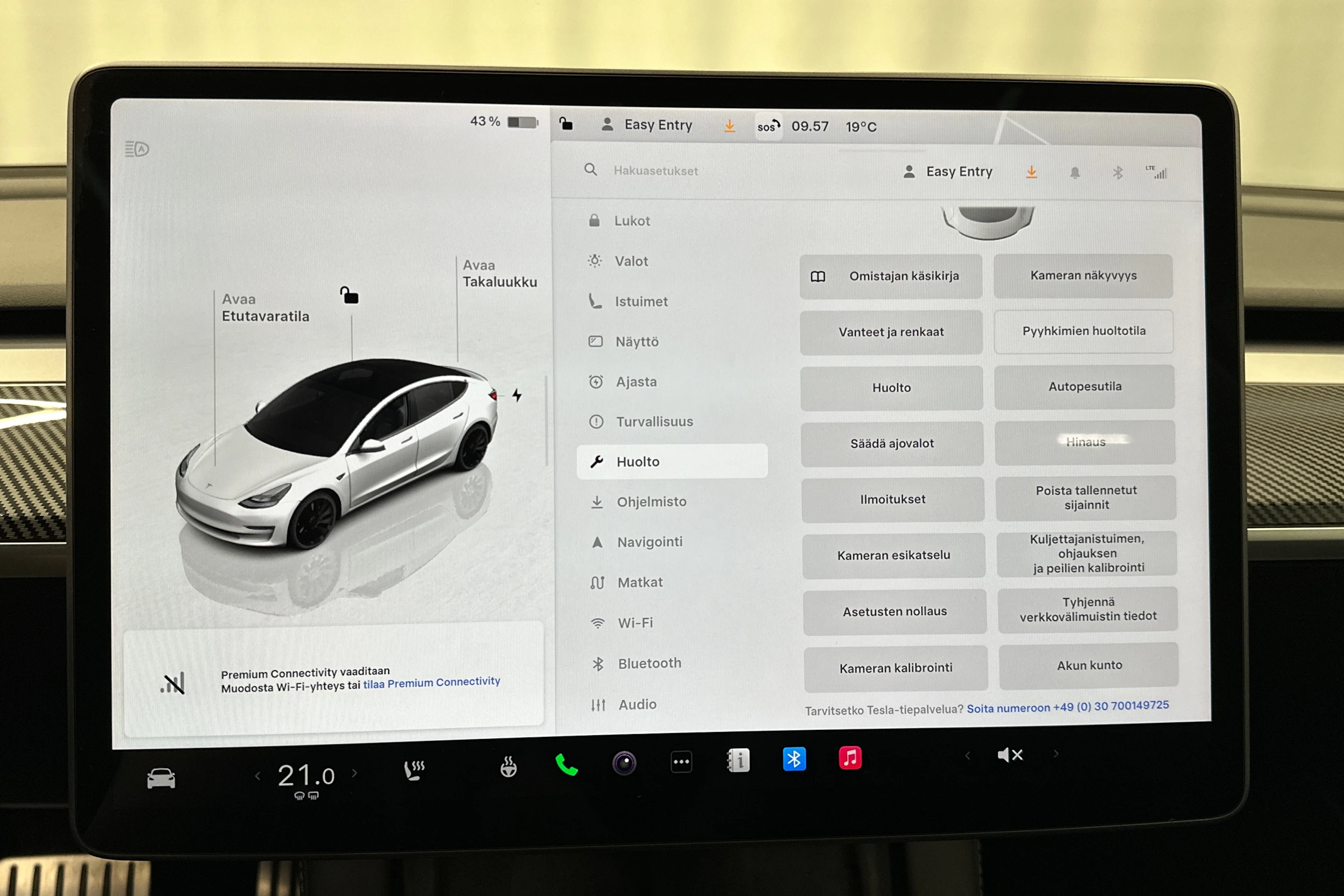 valkoinen Tesla Model 3 2023 kuva 28.