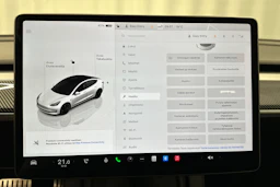 valkoinen Tesla Model 3 2023 kuva 28.