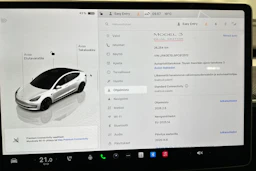 valkoinen Tesla Model 3 2023 kuva 30.