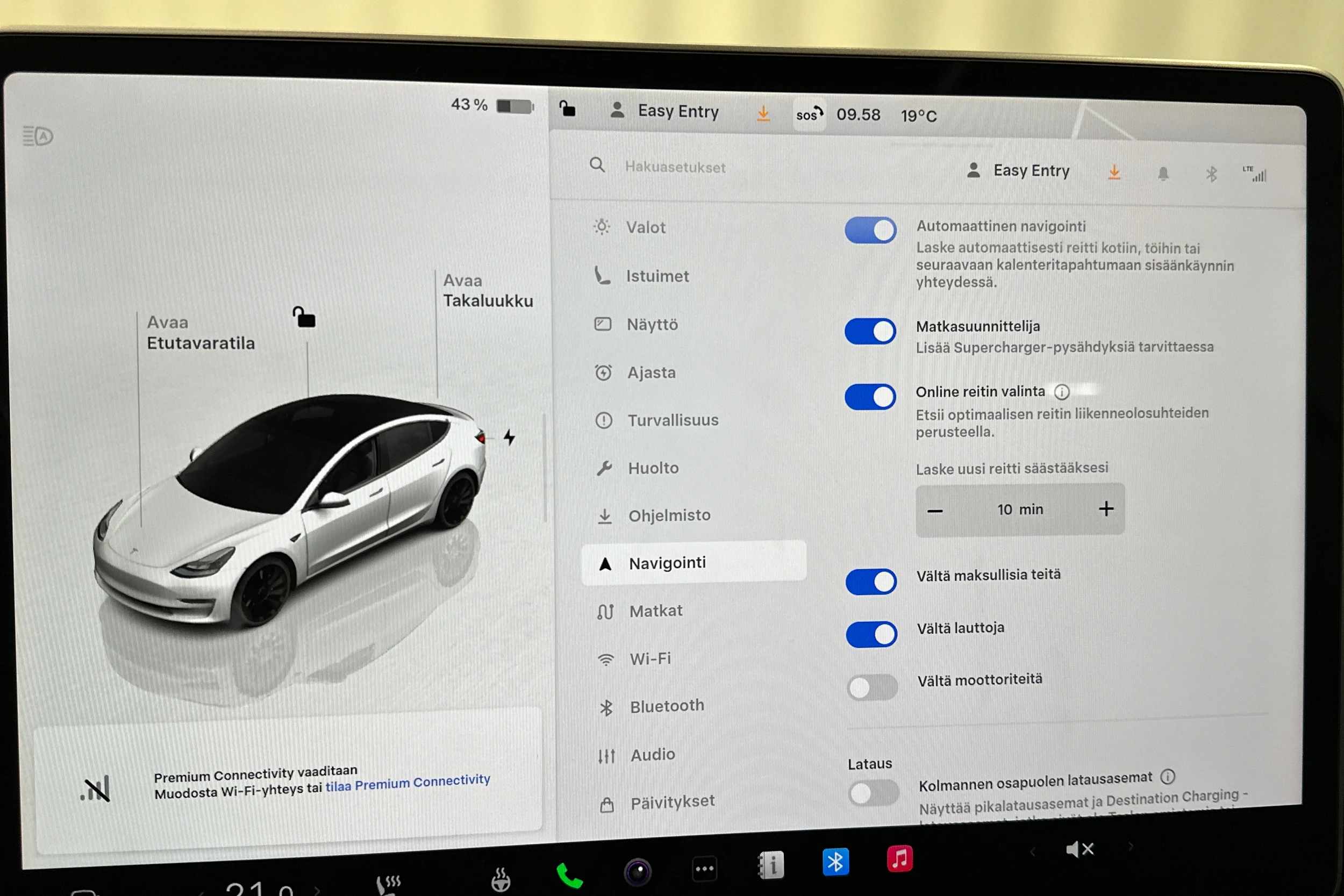 valkoinen Tesla Model 3 2023 kuva 31.