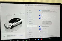 valkoinen Tesla Model 3 2023 kuva 31.