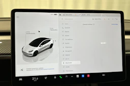 valkoinen Tesla Model 3 2023 kuva 32.