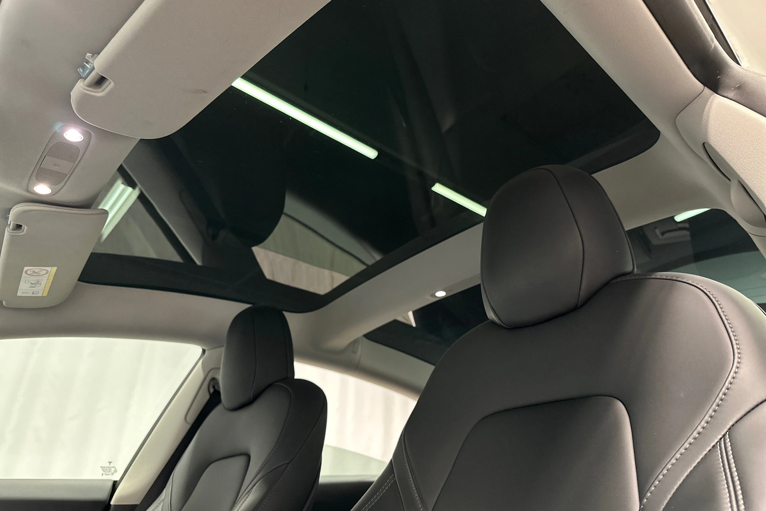 valkoinen Tesla Model 3 2023 kuva 35.