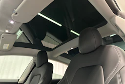 valkoinen Tesla Model 3 2023 kuva 35.