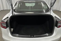 valkoinen Tesla Model 3 2023 kuva 36.