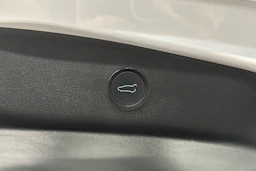 valkoinen Tesla Model 3 2023 kuva 37.