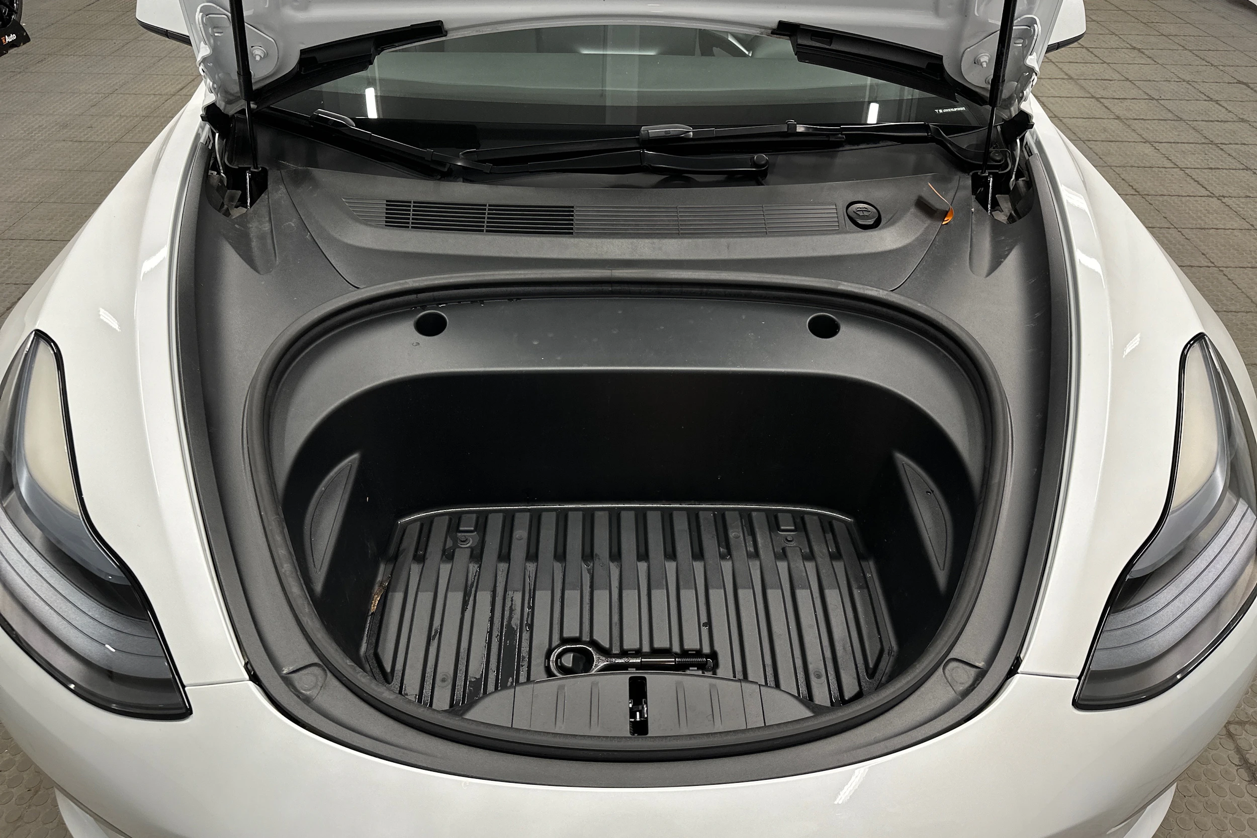 valkoinen Tesla Model 3 2023 kuva 39.