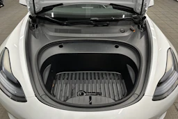 valkoinen Tesla Model 3 2023 kuva 39.