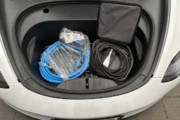 valkoinen Tesla Model 3 2023 kuva 40.