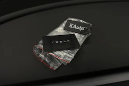 valkoinen Tesla Model 3 2023 kuva 41.