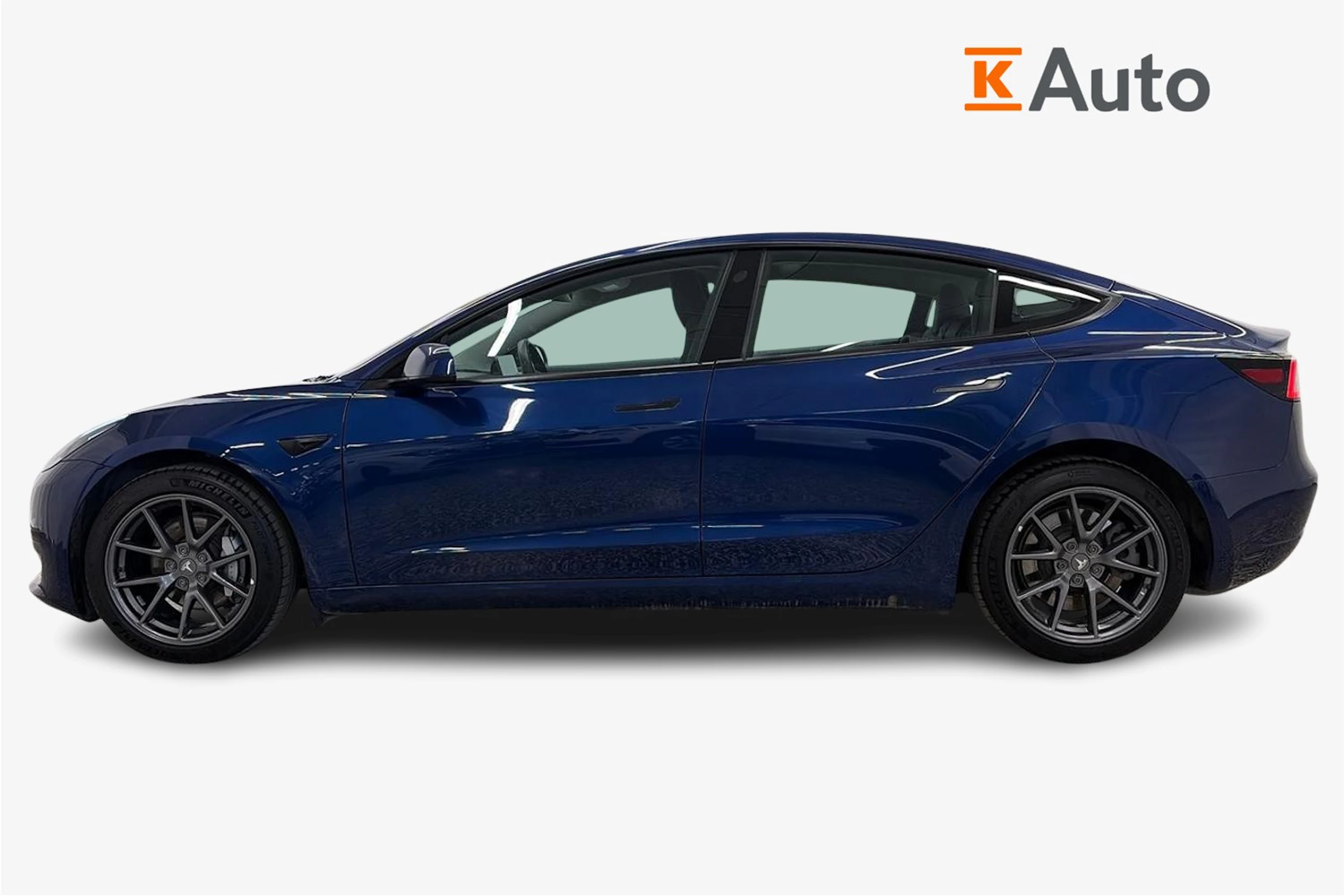 sininen Tesla Model 3 2023 kuva 7.