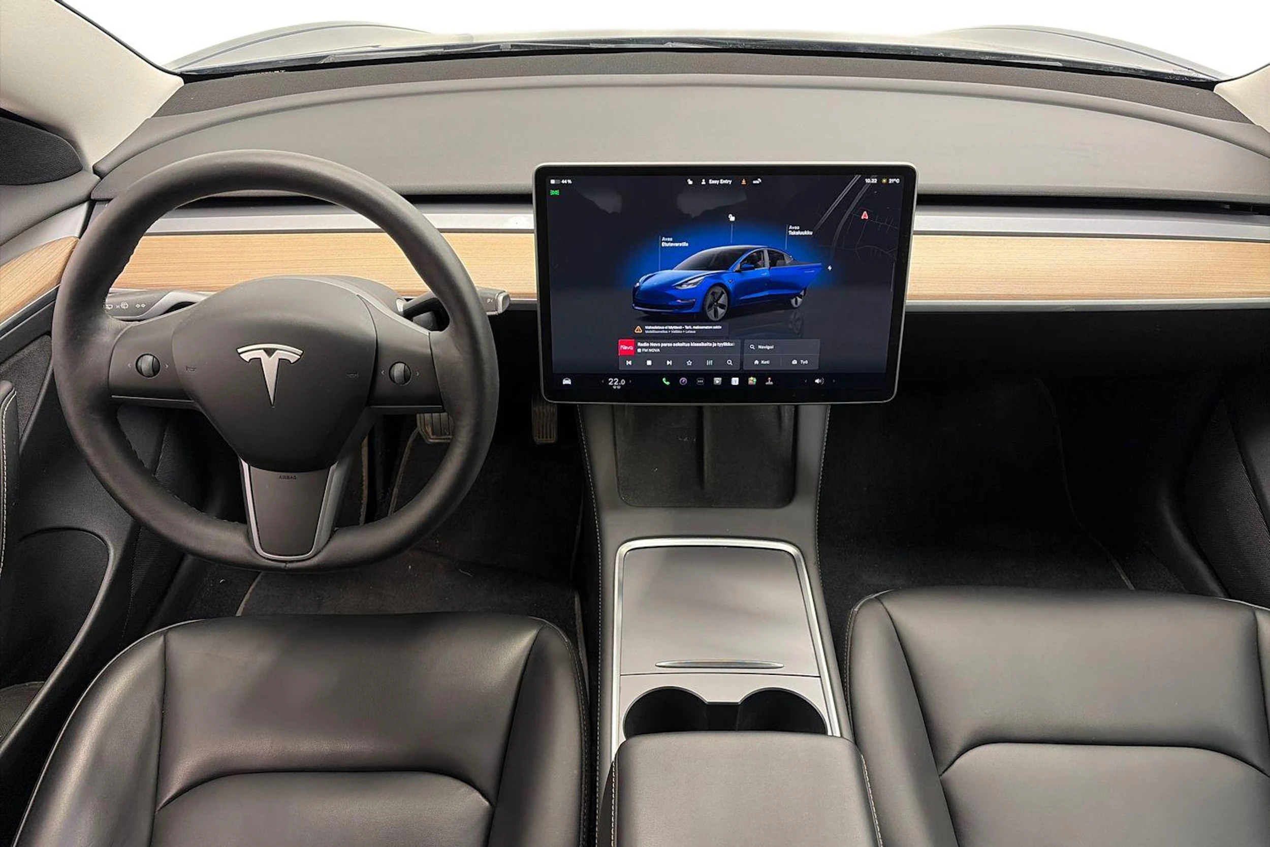 sininen Tesla Model 3 2023 kuva 9.