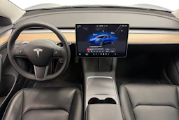 sininen Tesla Model 3 2023 kuva 9.