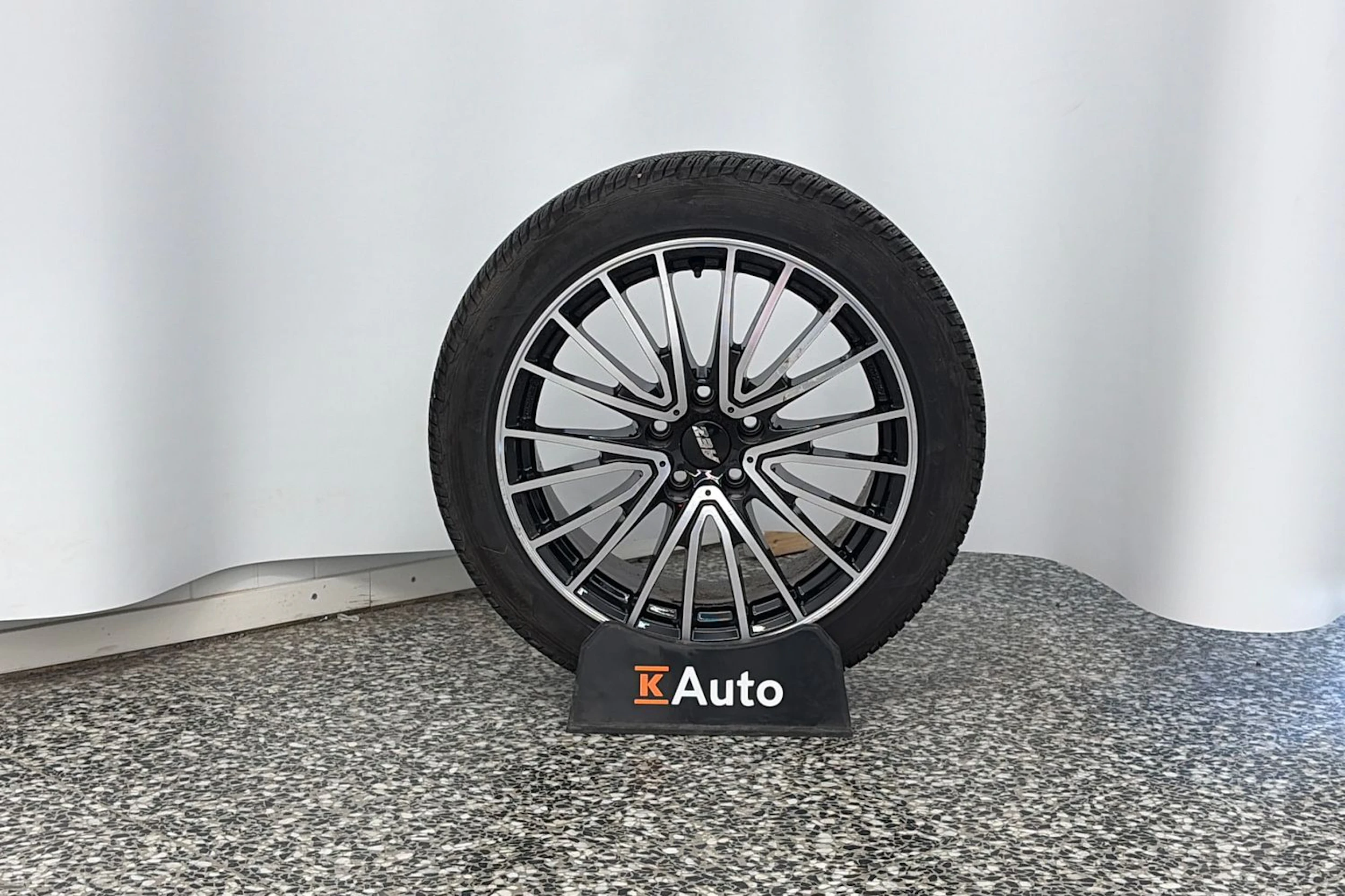 sininen Tesla Model 3 2023 kuva 13.
