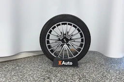 sininen Tesla Model 3 2023 kuva 13.