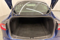sininen Tesla Model 3 2023 kuva 15.