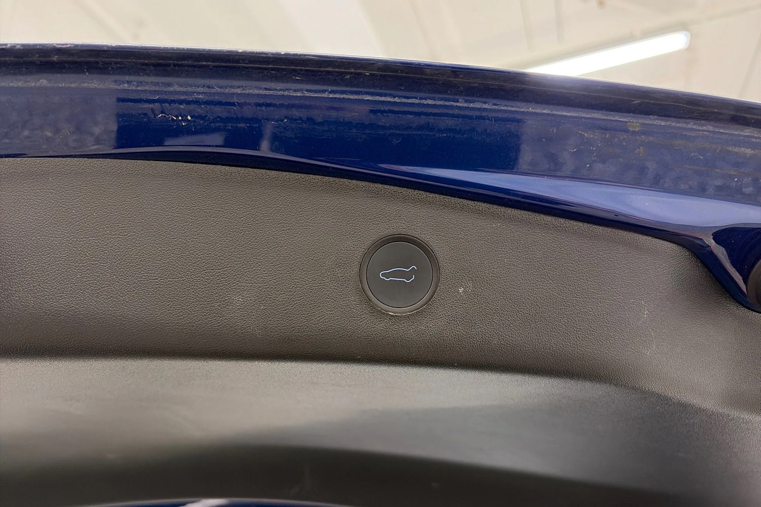 sininen Tesla Model 3 2023 kuva 16.