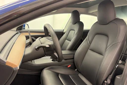 sininen Tesla Model 3 2023 kuva 17.