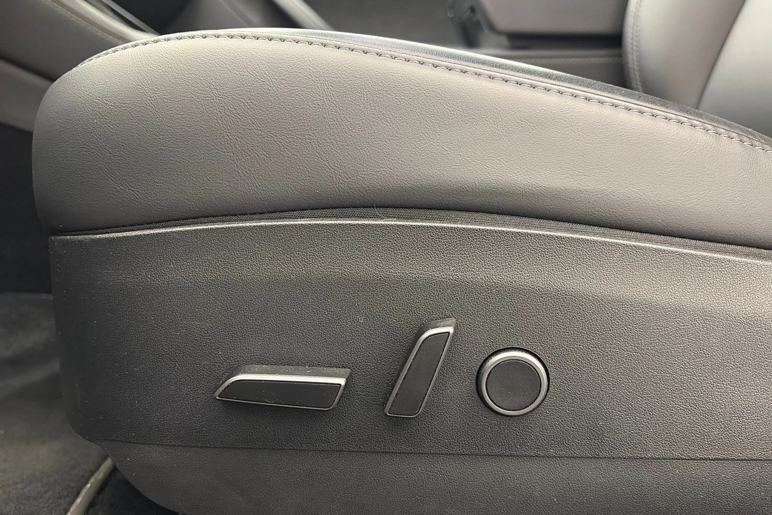 sininen Tesla Model 3 2023 kuva 18.