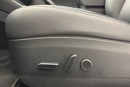 sininen Tesla Model 3 2023 kuva 18.