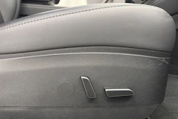 sininen Tesla Model 3 2023 kuva 19.