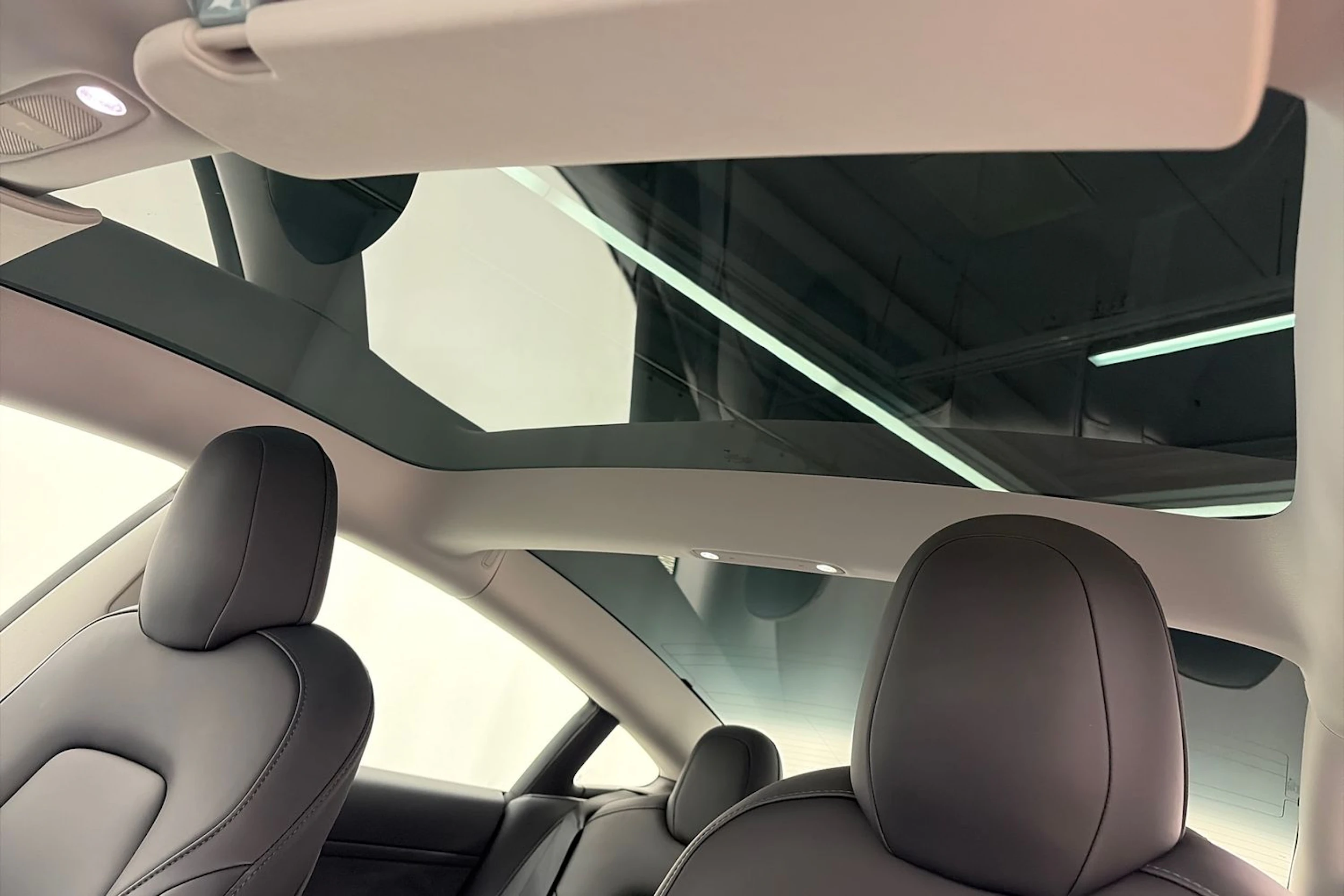 sininen Tesla Model 3 2023 kuva 27.