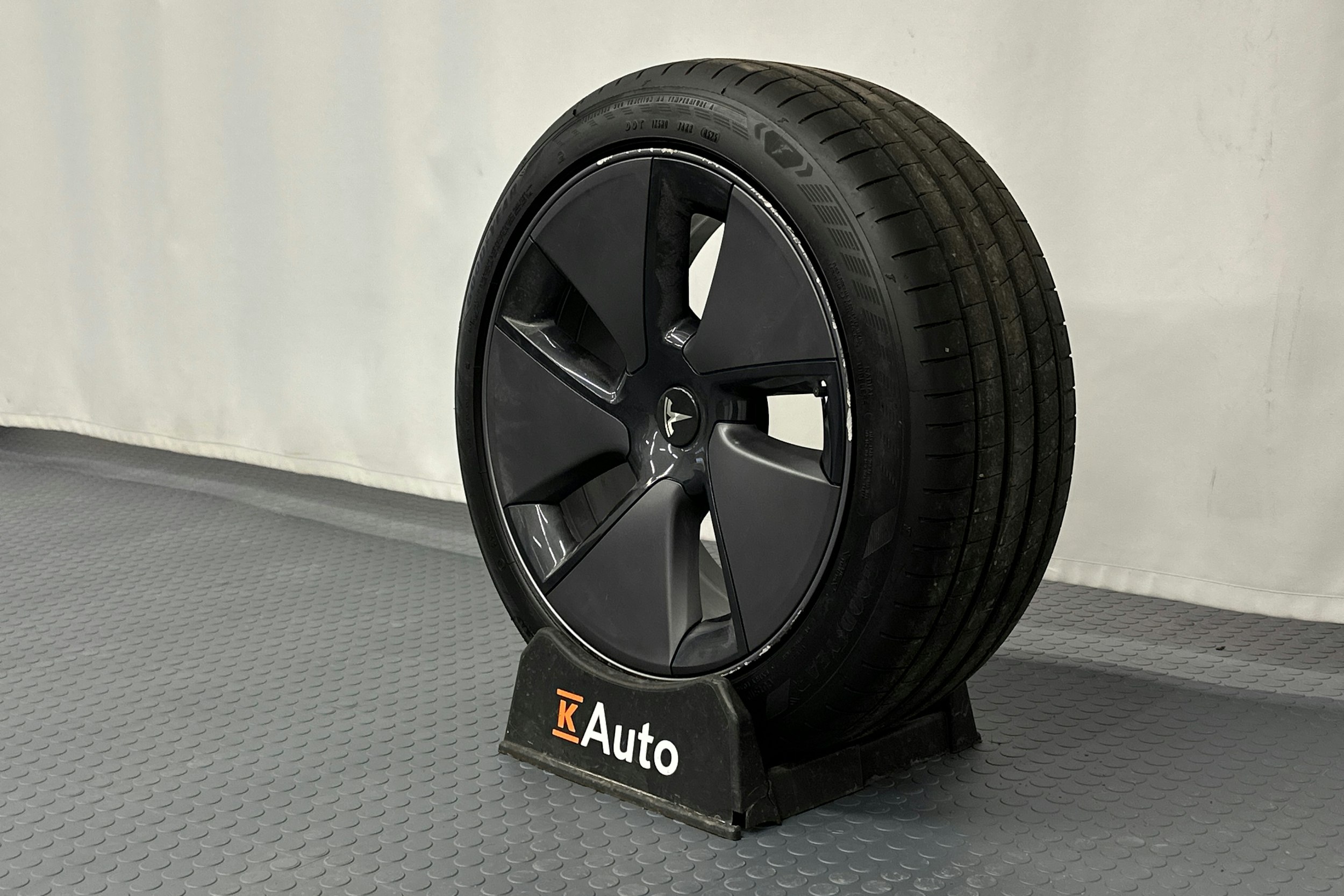 harmaa Tesla Model 3 2023 kuva 13.