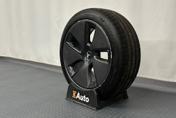 harmaa Tesla Model 3 2023 kuva 13.