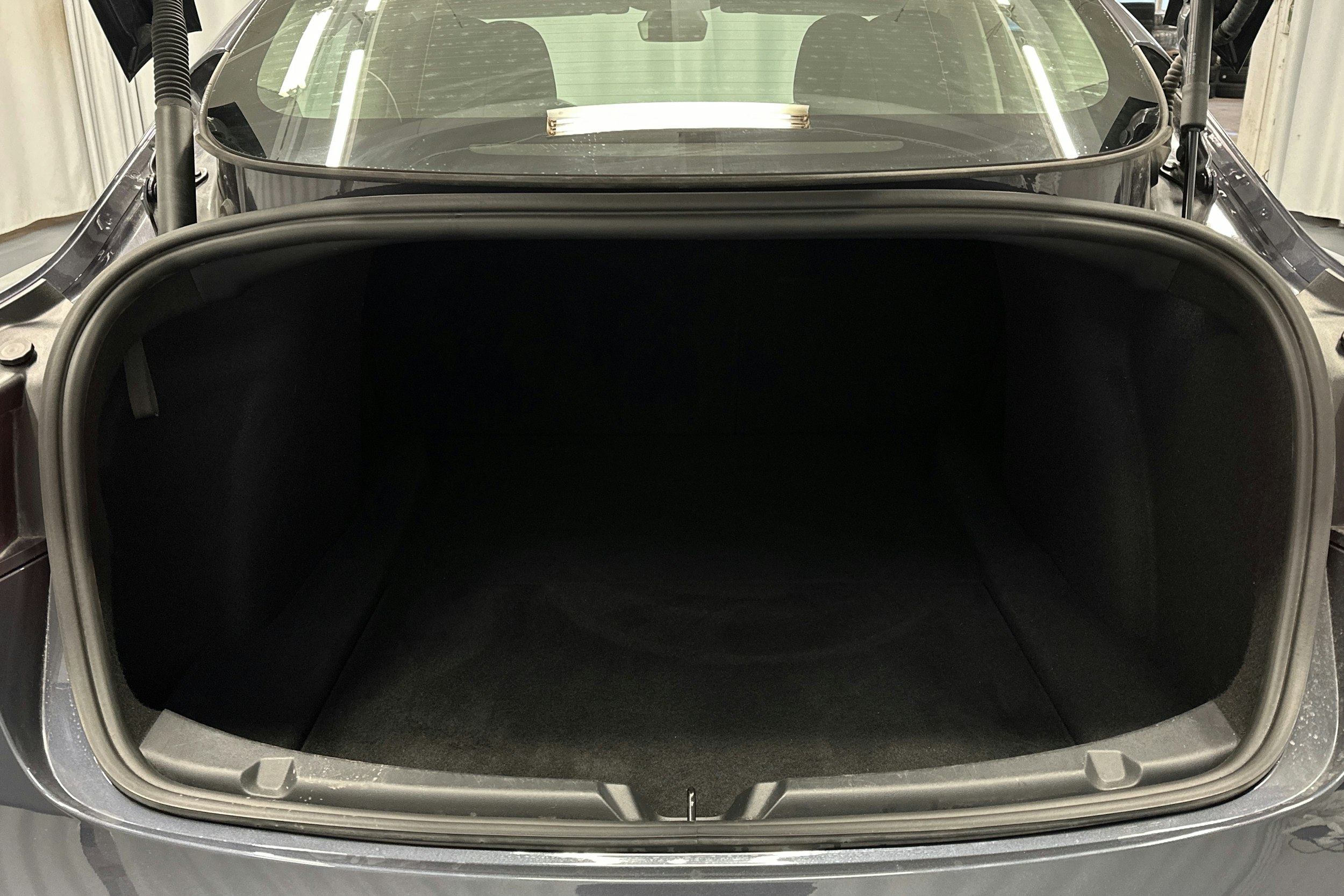 harmaa Tesla Model 3 2023 kuva 14.