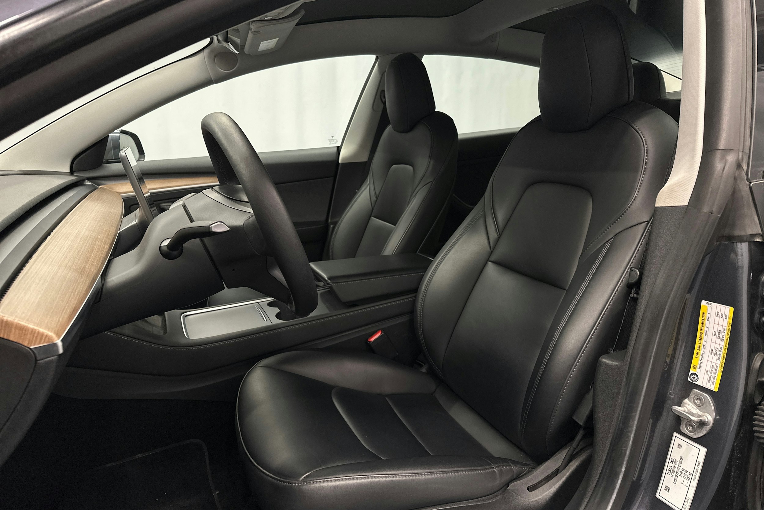 harmaa Tesla Model 3 2023 kuva 16.