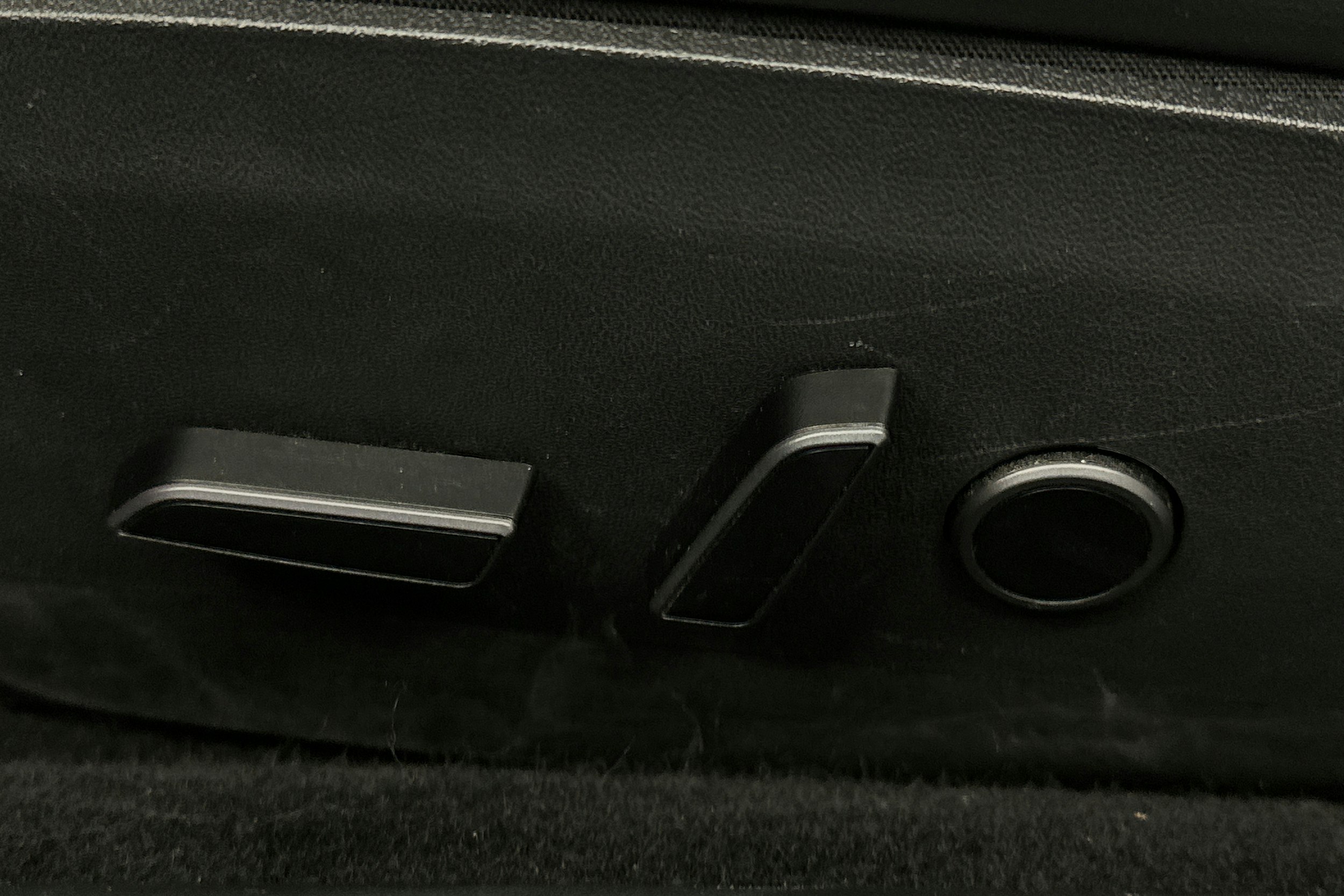 harmaa Tesla Model 3 2023 kuva 17.