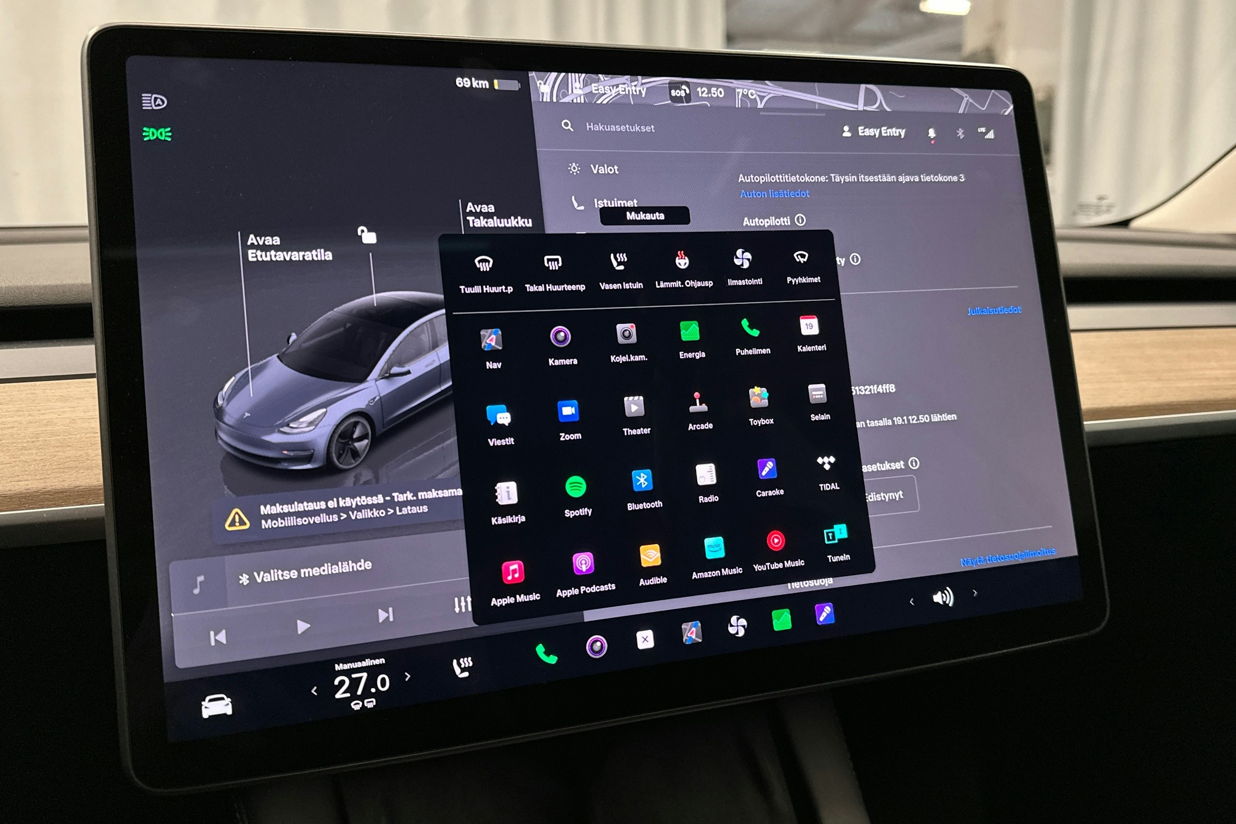 harmaa Tesla Model 3 2023 kuva 24.
