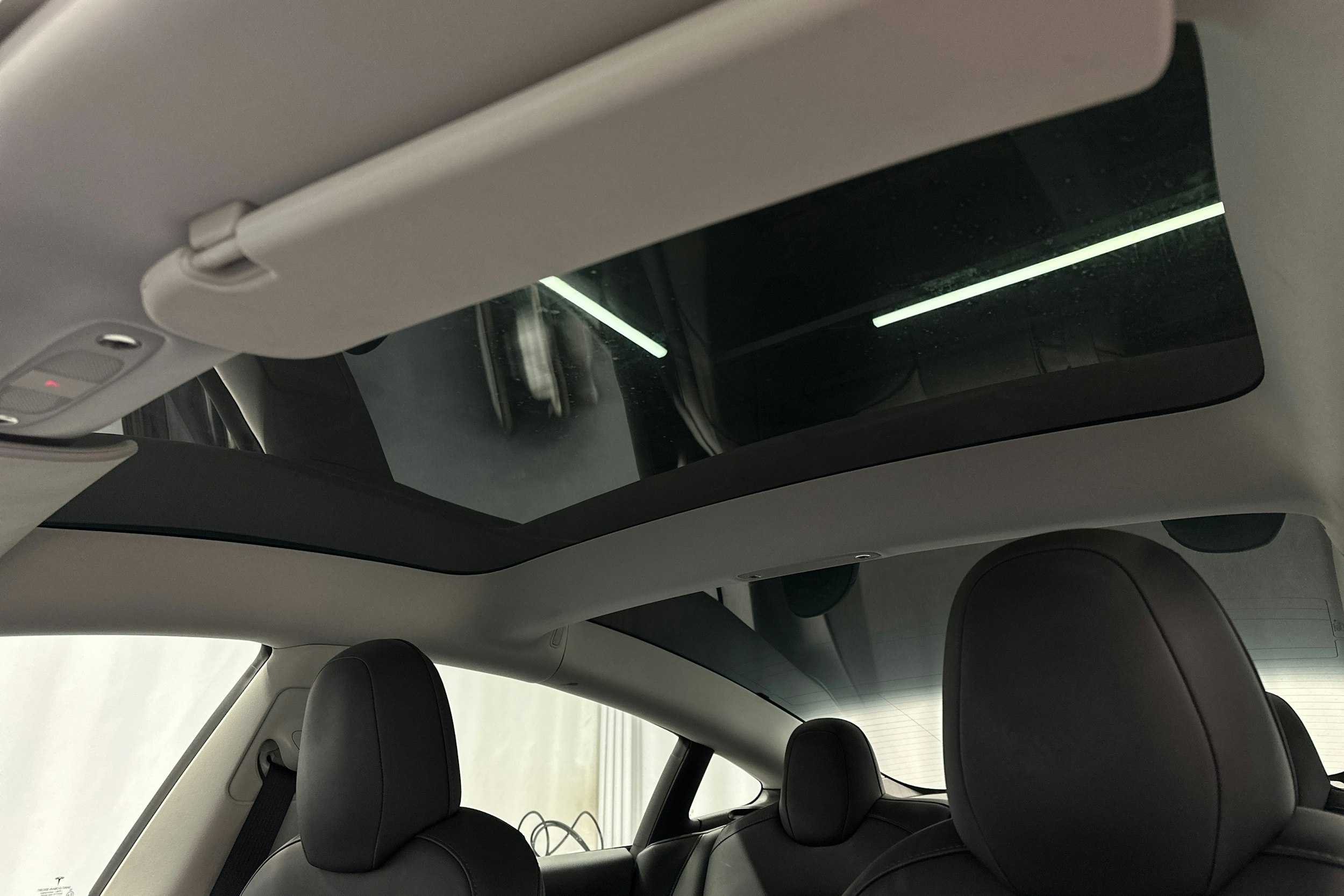 harmaa Tesla Model 3 2023 kuva 27.