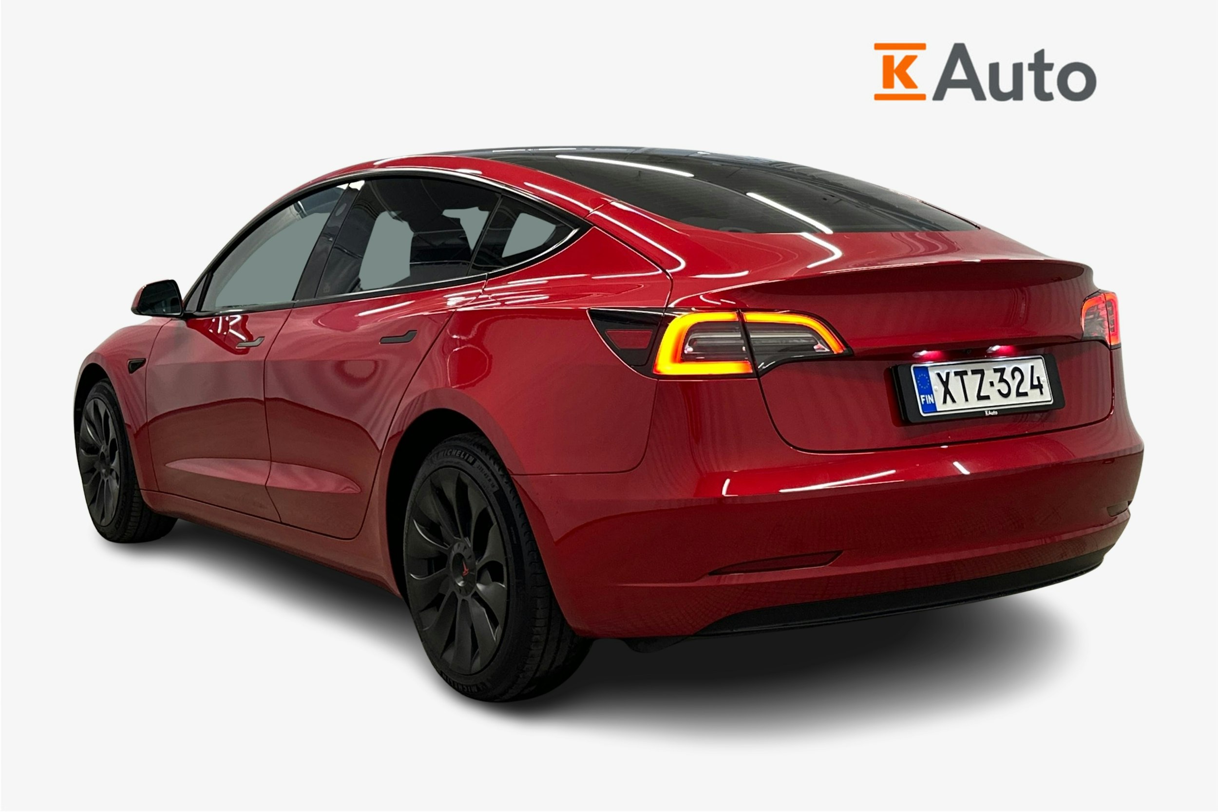 punainen Tesla Model 3 2023 kuva 2.