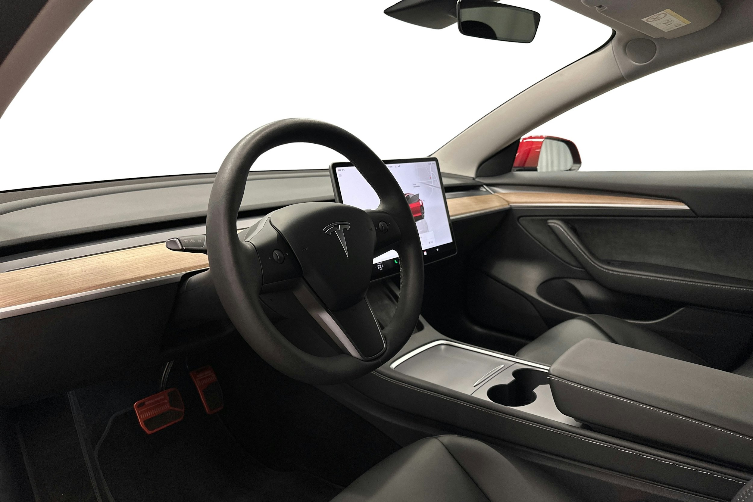 punainen Tesla Model 3 2023 kuva 6.