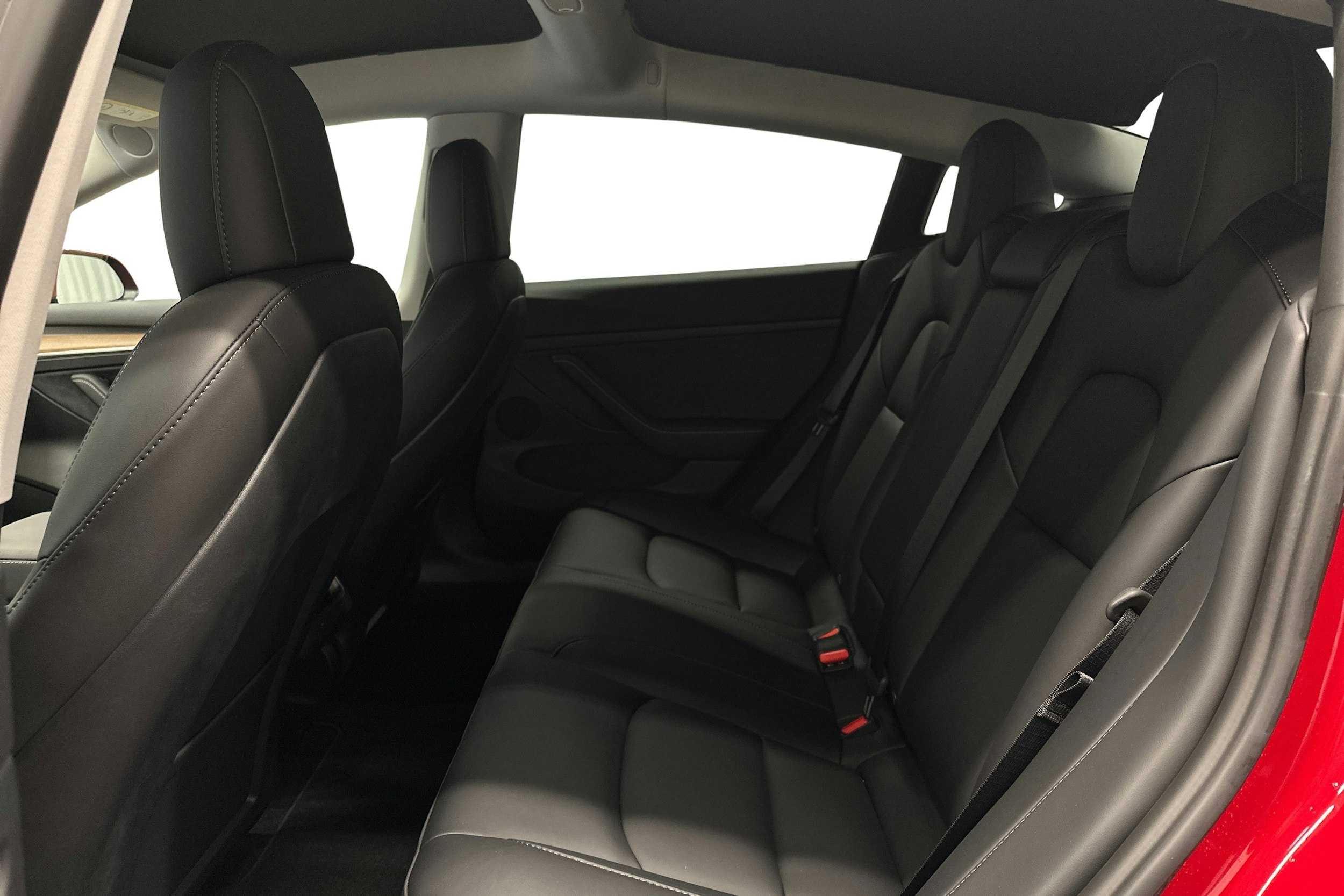 punainen Tesla Model 3 2023 kuva 8.