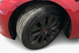 punainen Tesla Model 3 2023 kuva 9.