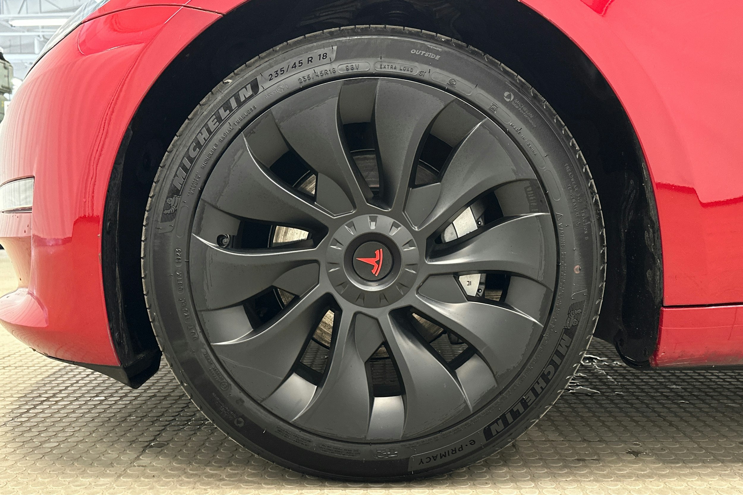 punainen Tesla Model 3 2023 kuva 10.