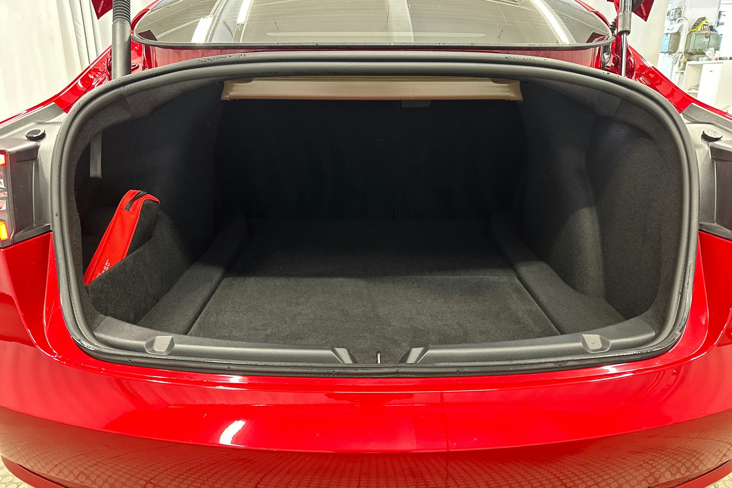 punainen Tesla Model 3 2023 kuva 11.
