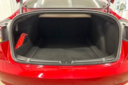 punainen Tesla Model 3 2023 kuva 11.