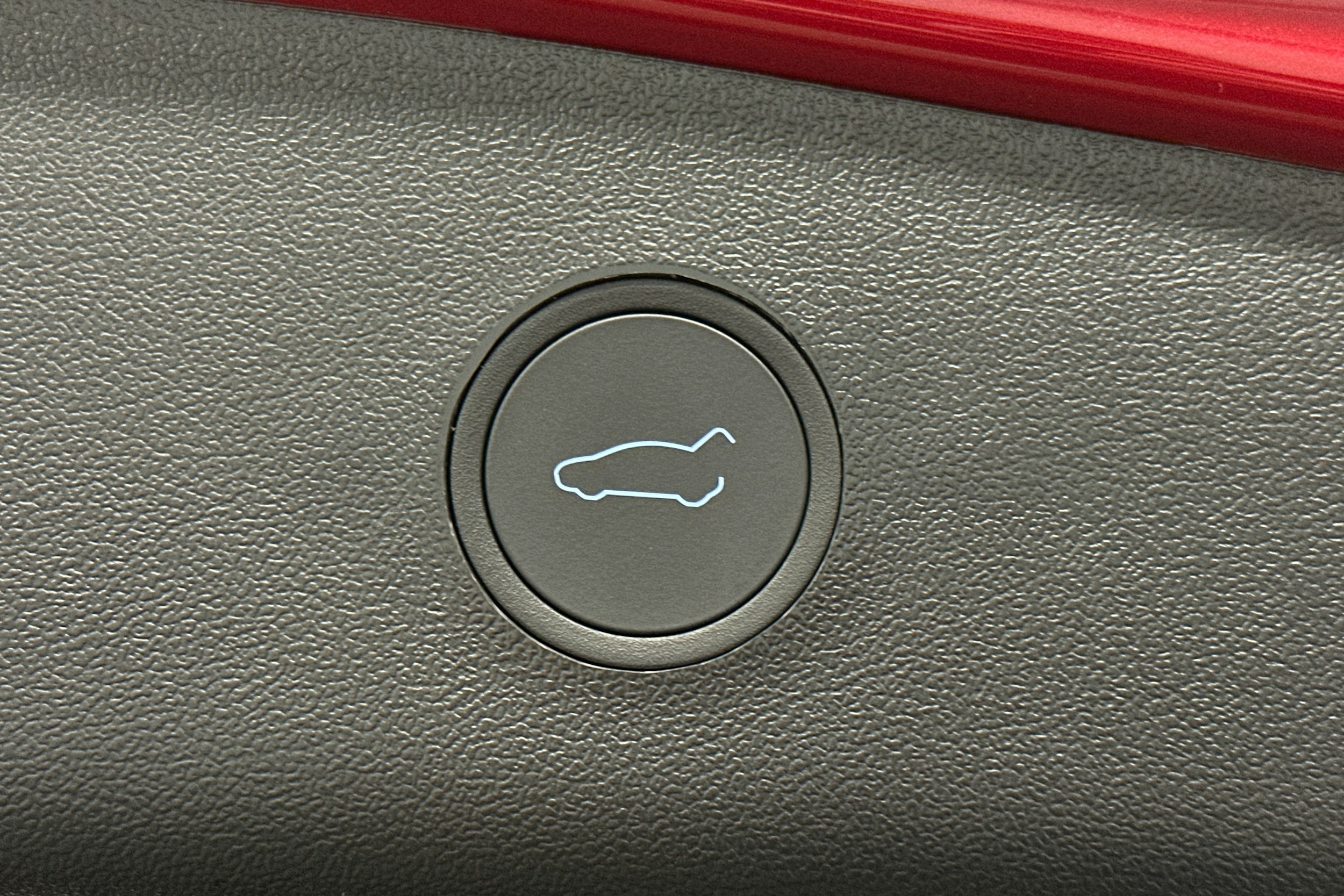punainen Tesla Model 3 2023 kuva 12.