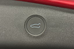 punainen Tesla Model 3 2023 kuva 12.