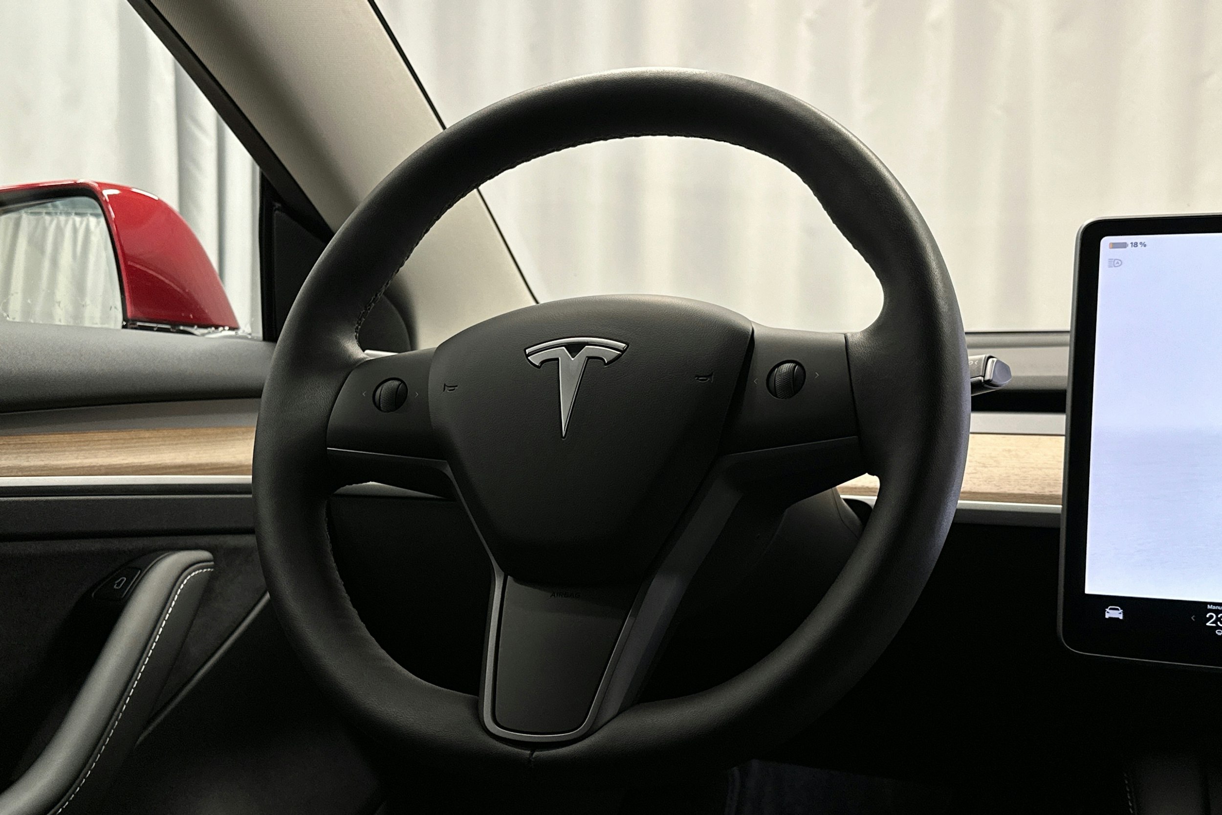 punainen Tesla Model 3 2023 kuva 13.