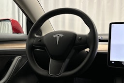 punainen Tesla Model 3 2023 kuva 13.