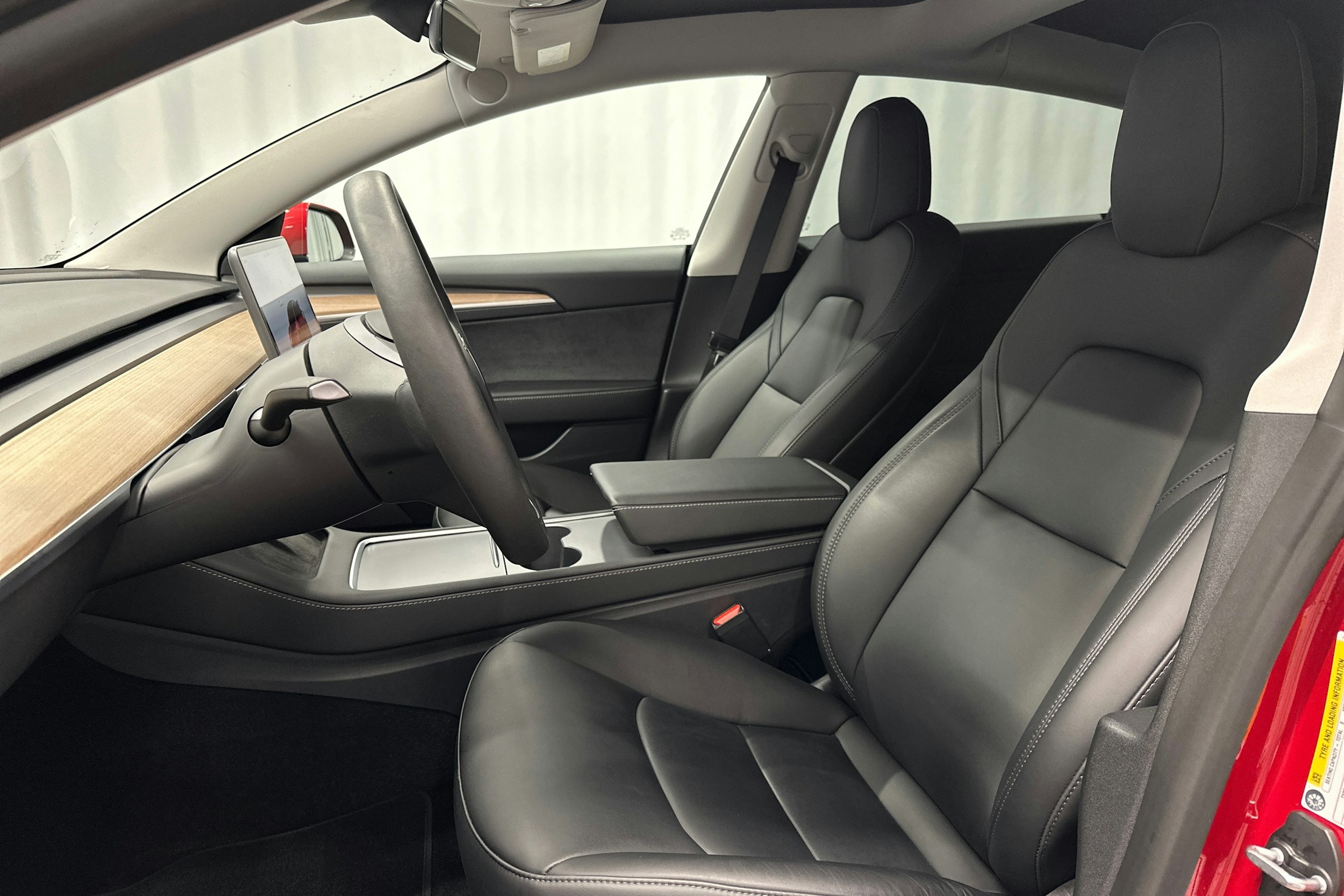 punainen Tesla Model 3 2023 kuva 14.