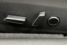 punainen Tesla Model 3 2023 kuva 15.