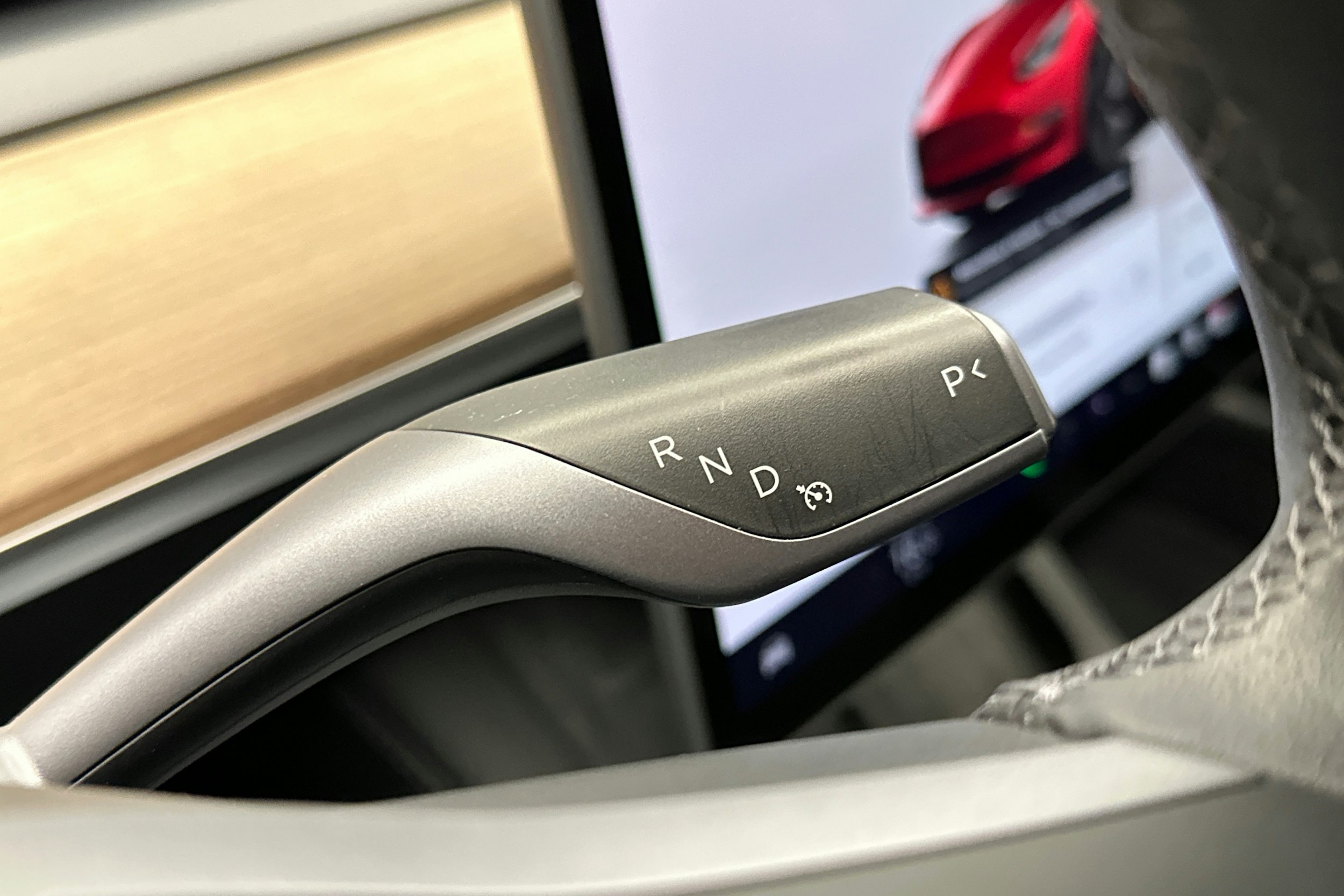 punainen Tesla Model 3 2023 kuva 16.